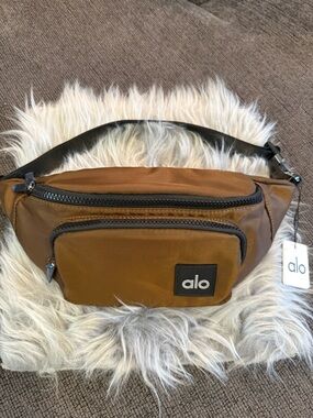 ALO Yoga Tan/Brown Belt Bag - Front Zip Pouch